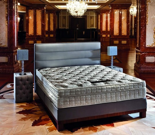 luxusni postel s vysokou matraci
